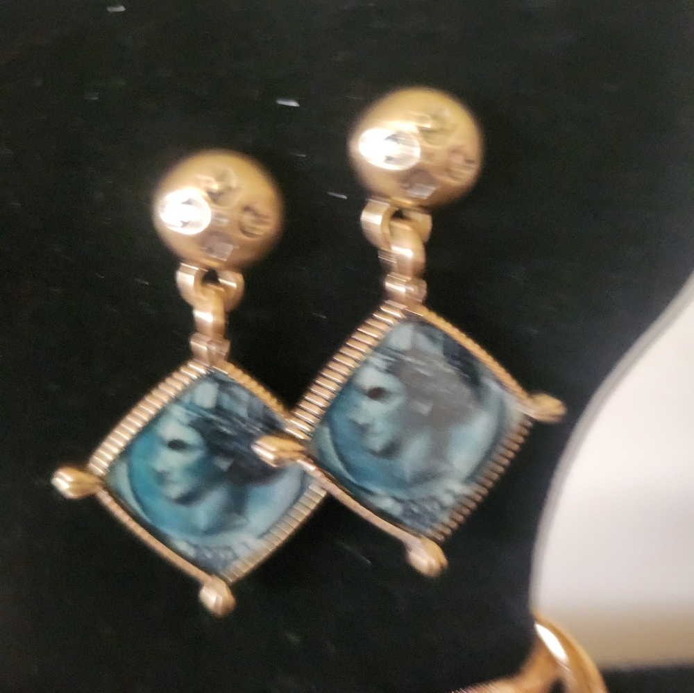 Patricia Nash Cameo Dangle Gold Pierce Earrings New - Picture 3 of 8